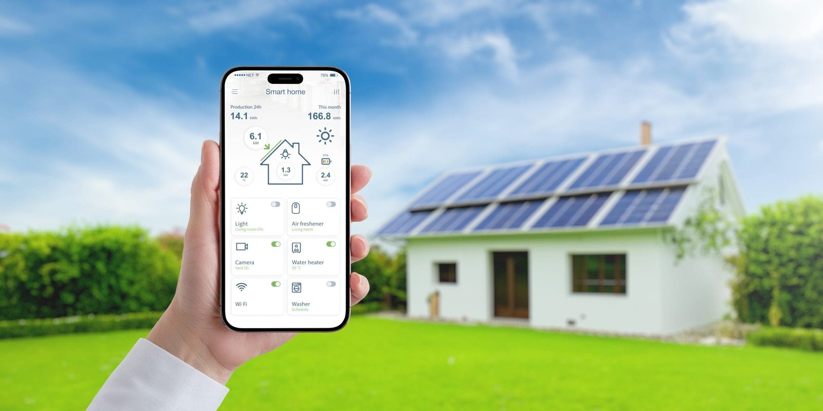 smartphone-en-mano-con-aplicacion-para-el-hogar-inteligente-que-monitorea-la-energia-del-panel-solar