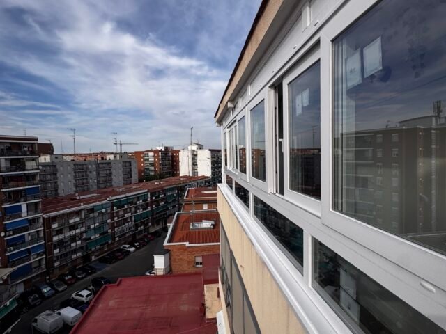 Cambiar ventanas en Alcalá de Henares este otoño: Precios, subvenciones y ahorro en calefacción